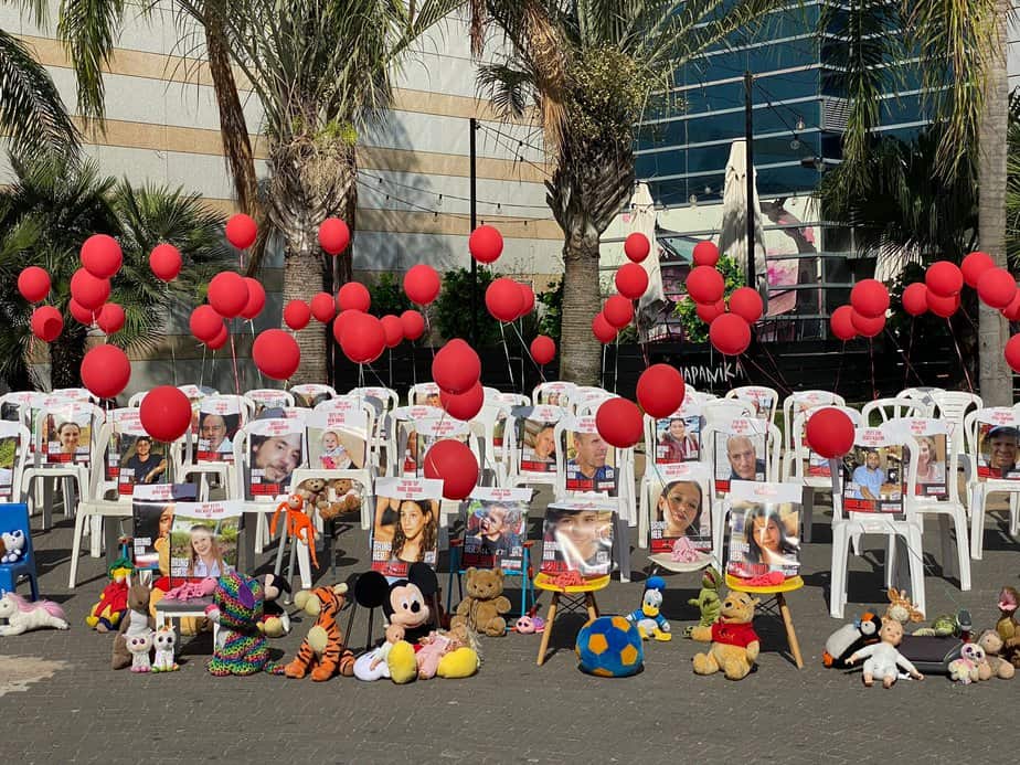 מיצג החטופים והנעדרים המוצג ברחבת קניון קריית אונו