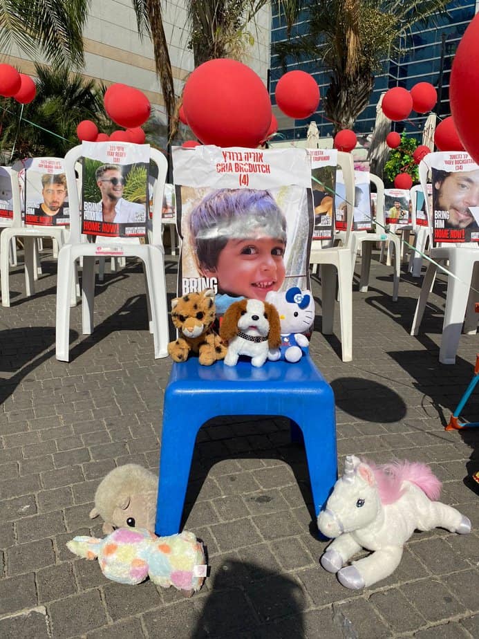 מיצג החטופים והנעדרים המוצג ברחבת קניון קריית אונו. צילום פרטי