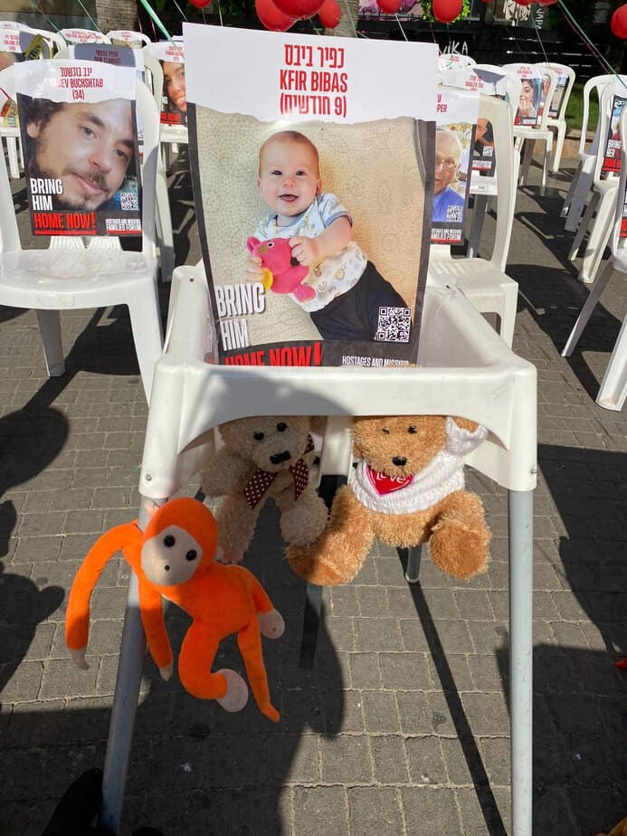 מיצג החטופים והנעדרים המוצג ברחבת קניון קריית אונו. צילום פרטי