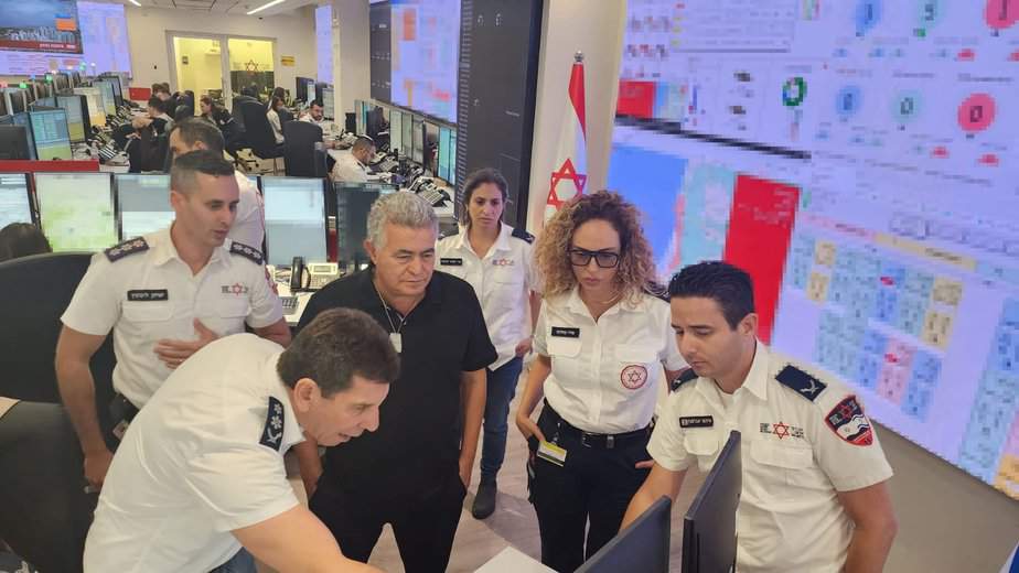 יו"ר התעשייה האווירית ושר הביטחון לשעבר עמיר פרץ במד"א קריית אונו. צילום: דוברות מד"א
