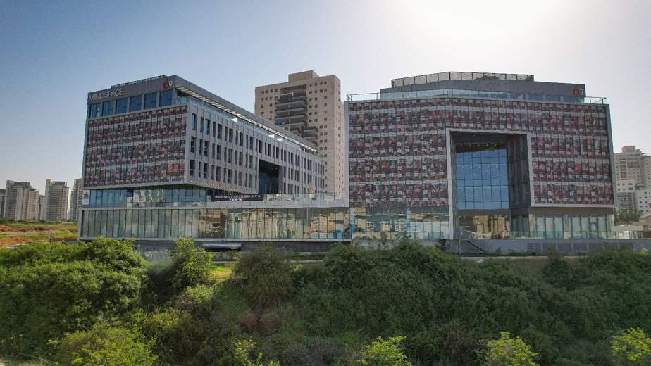 מיצג הזדהות עם החטופים בקריית אונו. צילום: ישראל פינחסוב
