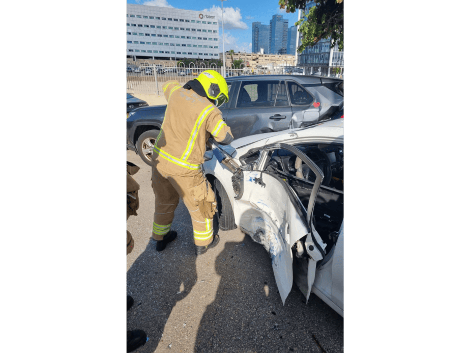קלכוד בתאונת דרכים בגבעת שמואל חולץ במצב קל . רדיט: תיעוד מבצעי, כבאות והצלה מחוז דן