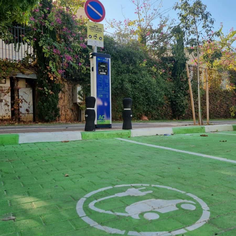 עמדות טעינה חשמלית בקריית אונו. צילום: דוברות עיריית קריית אונו