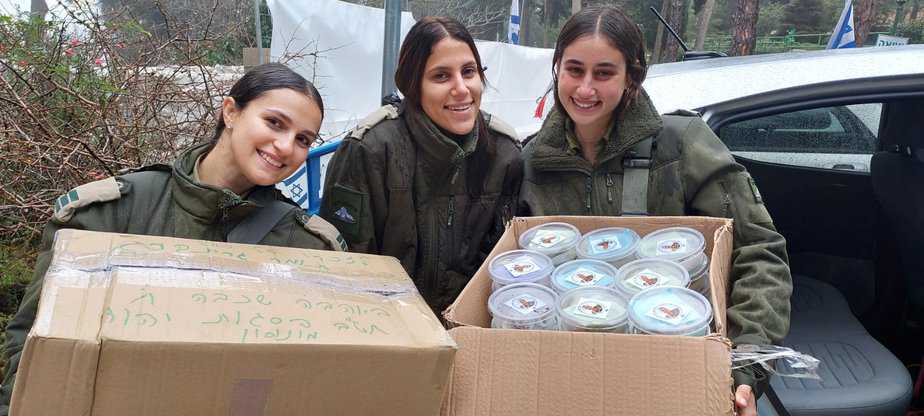 תלמידי חט"ב פסגות ביהוד הכינו כדורי שוקולד לחיילים בעזה לזכרו של סא"ל תומר גרינברג. צילום פרטי