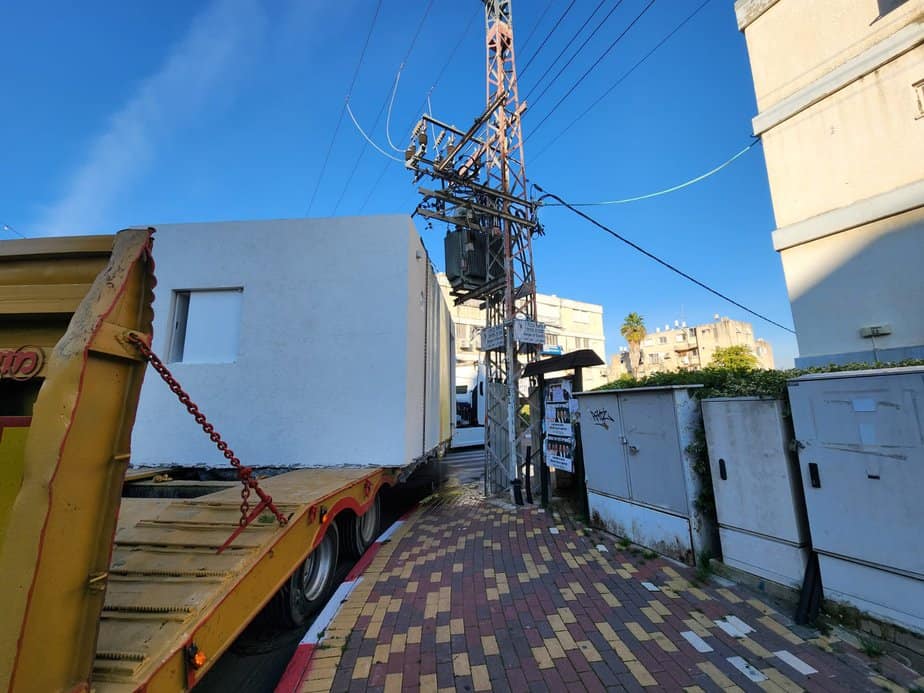 פגיעת המשאית בעמוד חשמל. צילום: דוברות חברת החשמל.