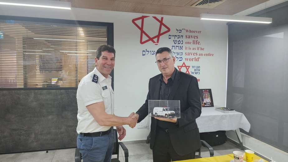 השר גדעון סער במוקד הלאומי של מגן דוד אדום בקריית אונו. צילום: דוברות מד"א