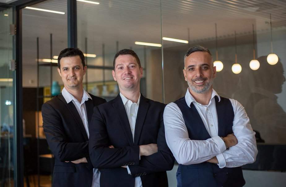 עו"ד רועי ביטון, תושב גני תקווה ושותפיו אדם לוין ויונתן רפפורט ממשרד עורכי הדין רפפורט לוין ביטון. צילום: מיקה סולומון