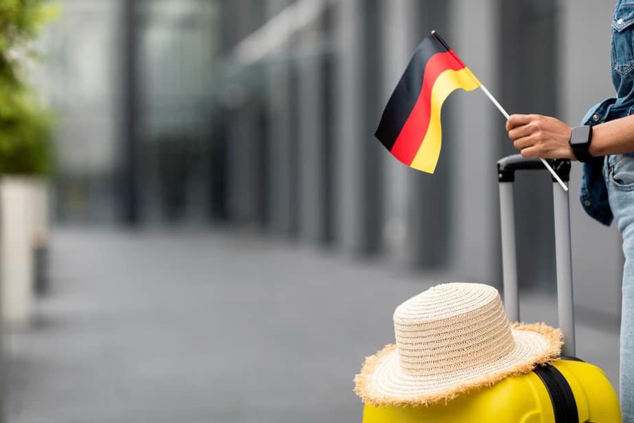 ביי פוסט צילום: FREEPIKfemale-hands-hodling-suitcase-flag-germany (1)