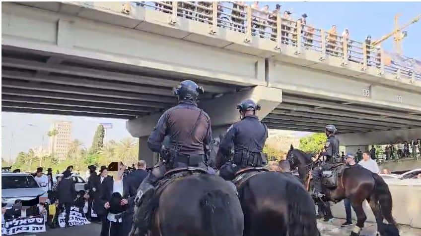 חרדים חסמו את כביש 4 בסמוך לבני ברק. צילום דוברות המשטרה