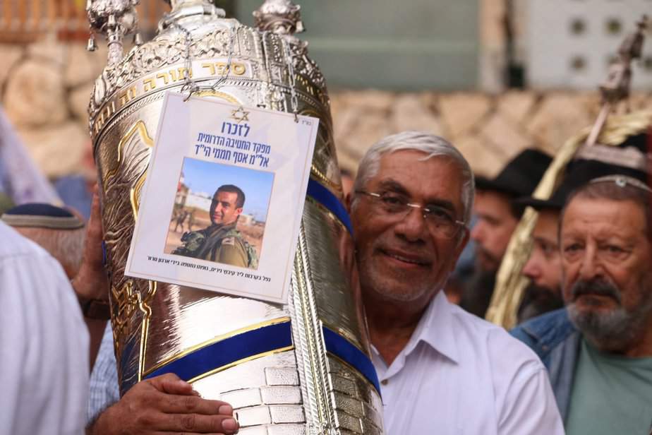 הכנסת ספר תורה לזכרו של גיבור ישראל אל"מ אסף חממי ז"ל. צילום: איתן אלחדז