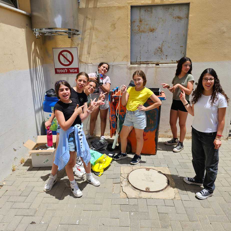 בית ספר 'עלומים' בקריית אונו במקום ה-1 בתחרות איסוף פסולת אלקטרונית. צילום באדיבות בית הספר
