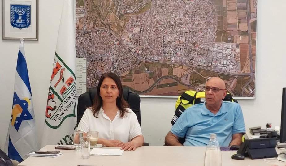 ראש העיר אמנון סעד אירח לסיור עירוני את השרה גילה גמליאל. צילום: עיריית יהוד מונוסון