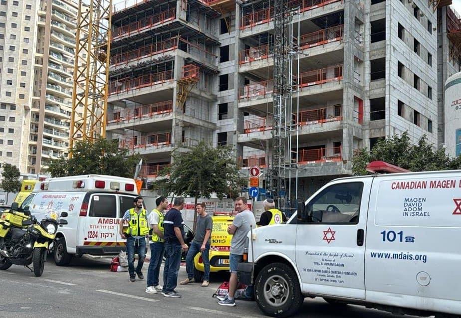 פועל באתר בניה בגבעת שמואל נפל מגובה. צילום: דוברות מד"א