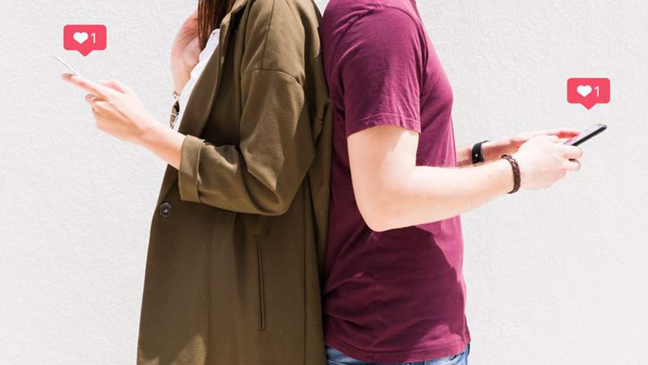 בסט לינקס צילום: freepik cxy couple-standing-back-back-using-cellphone-with-love-messages-icons-against-wall-(1)-(1)