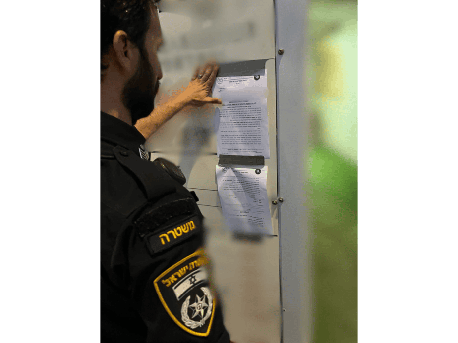 צו סגירה לאתר בנייה בקריית אונו. צילום: דוברות המשטרה.