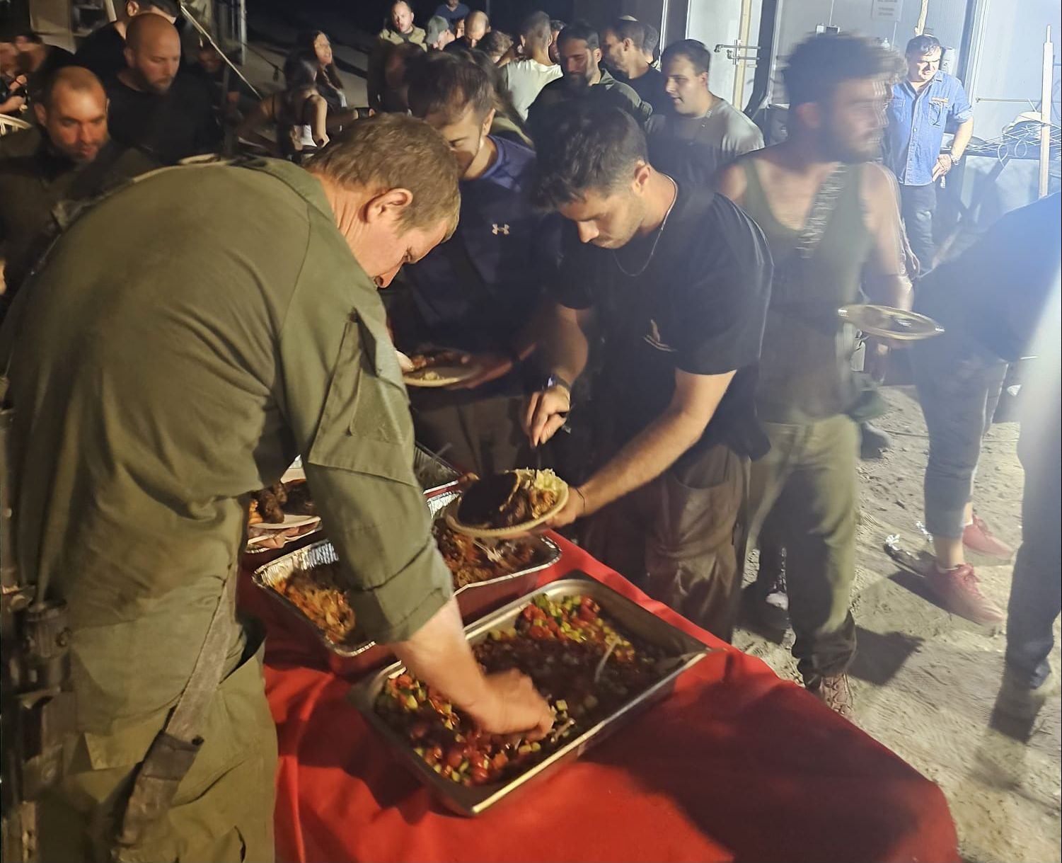 המילואימניקים שעורכים ארוחות ללוחמים. צילום: באדיבות עמותת 'לוחמים למען לוחמים'
