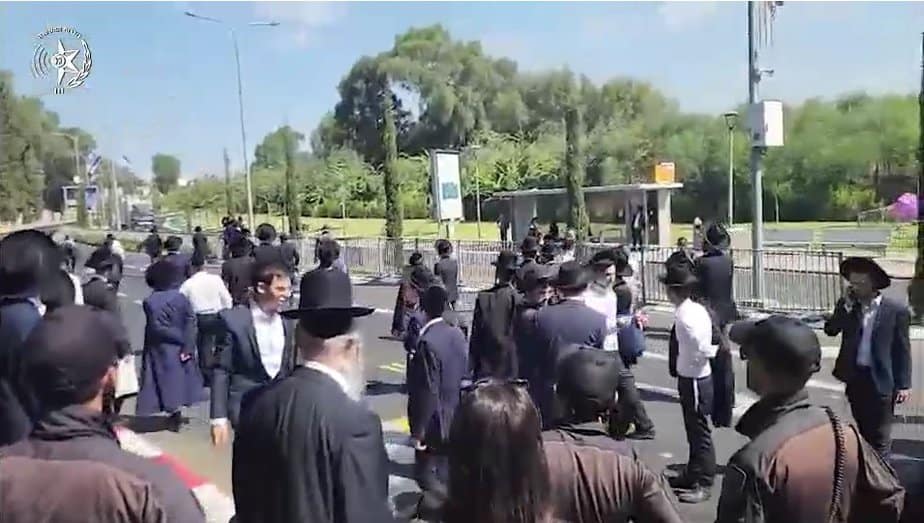 7 נעצרו בהפגנה סמוך ללשכת גיוס בקריית אונו. צילום: דוברות המשטרה