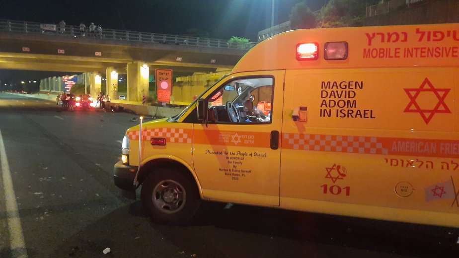 כביש 471: רוכב אופנוע נהרג סמוך למחלף קריית אונו. צילום: דוברות מד"א