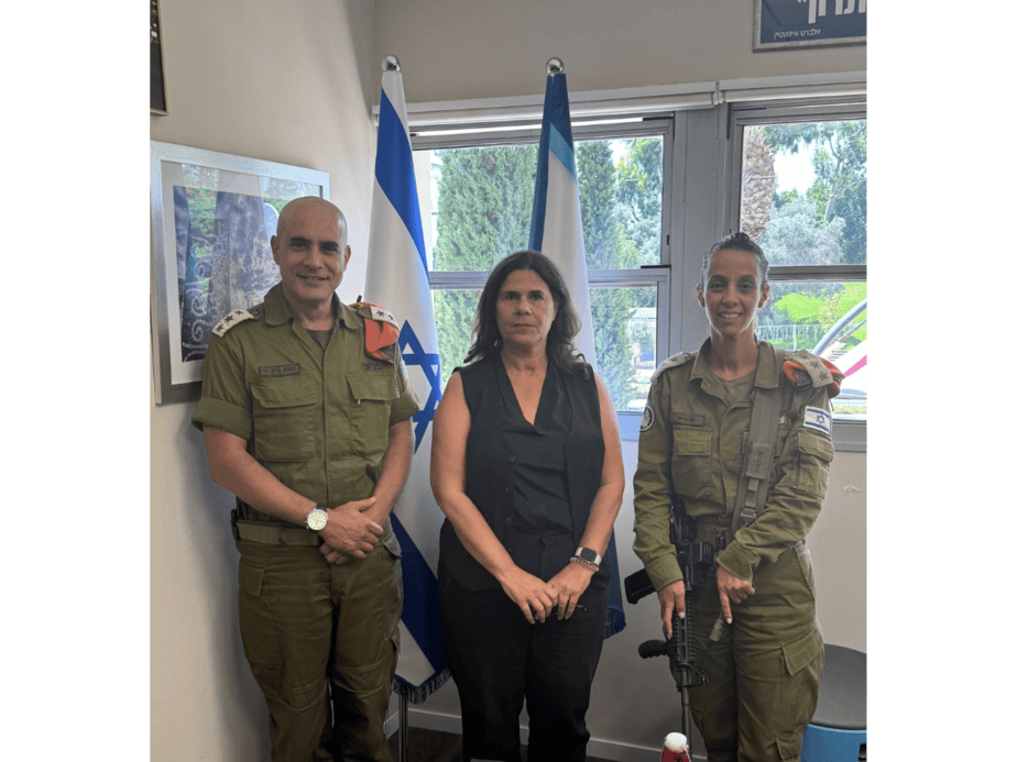 פגישת היערכות לחירום עם מפקדת מחוז דן הנכנסת בפיקוד העורף.  צילום: דוברות עיריית גני תקווה