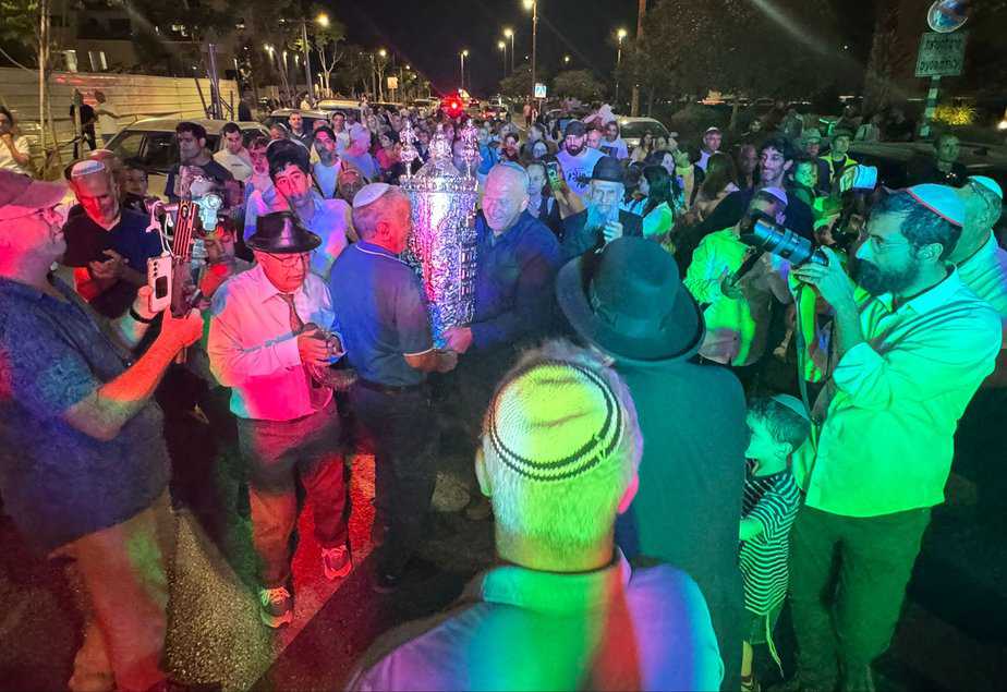 הכנסת ספר תורה לזכרו של רס"ן עידו יהושע ז"ל. צילום דוברות עיריית גני תקווה