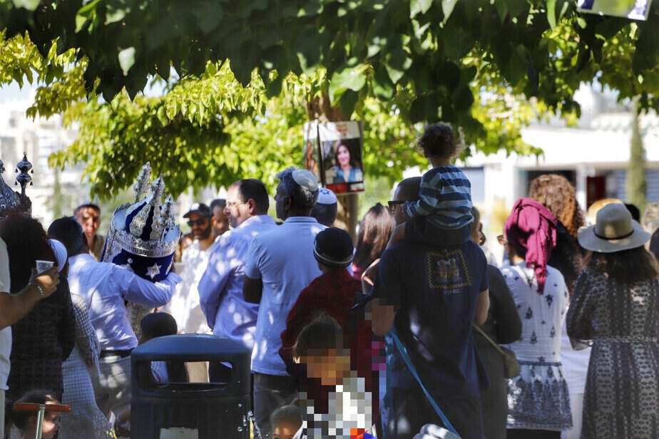 תהלוכה מבית הכנסת "שירת חיים". צילום: איתן אלחדז ברק