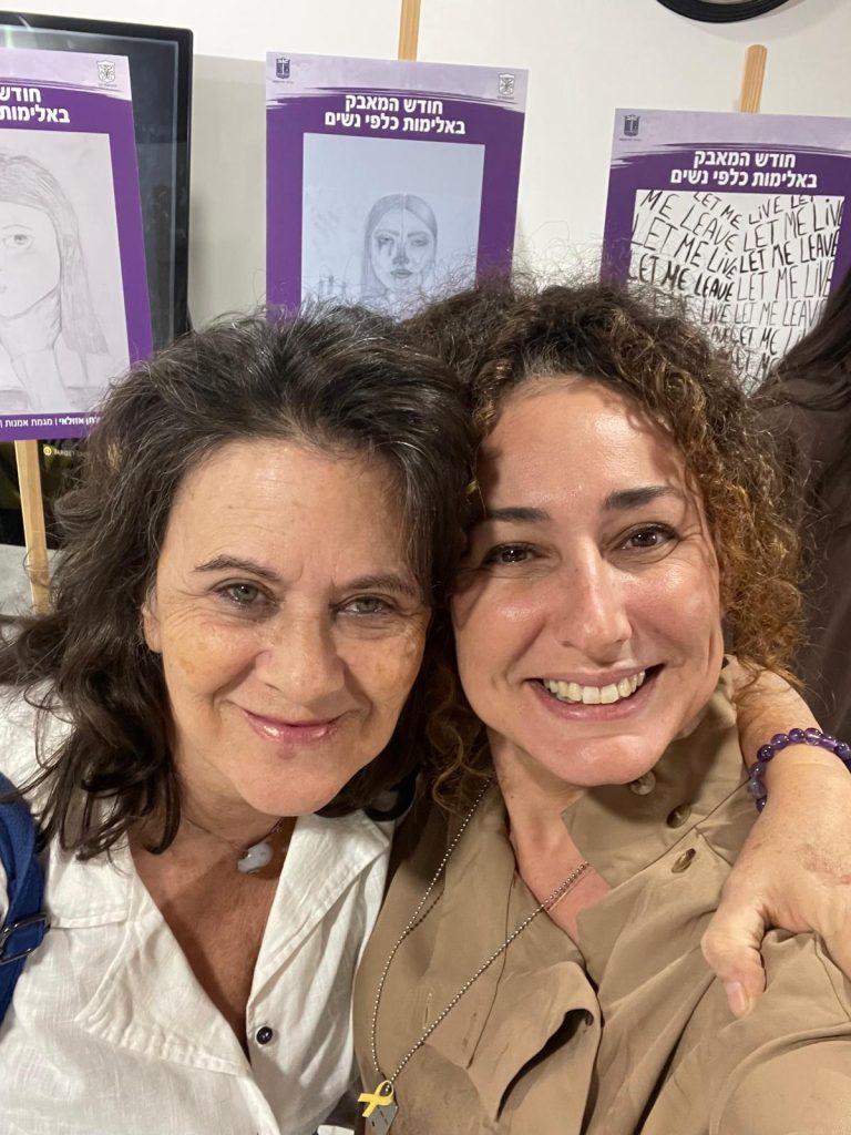 מימין לשמאל: אלינה שמוקלר עם אימר מלול לידיה. צילום: מקיף יהוד