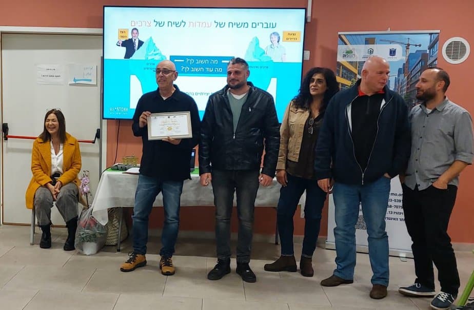 חלוקת תעודות. צילום: באדיבות דוברות עיריית יהוד-מונוסון