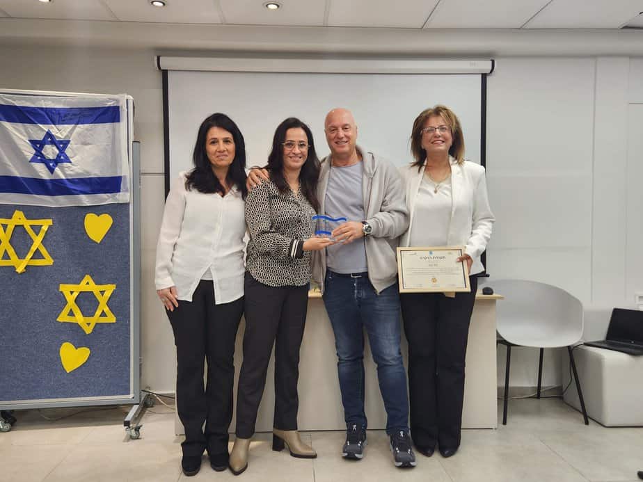 דוד צור מקבל אות מגן ותעודת הוקרה לתרומתו. צילום: דוברות עיריית אור יהודה