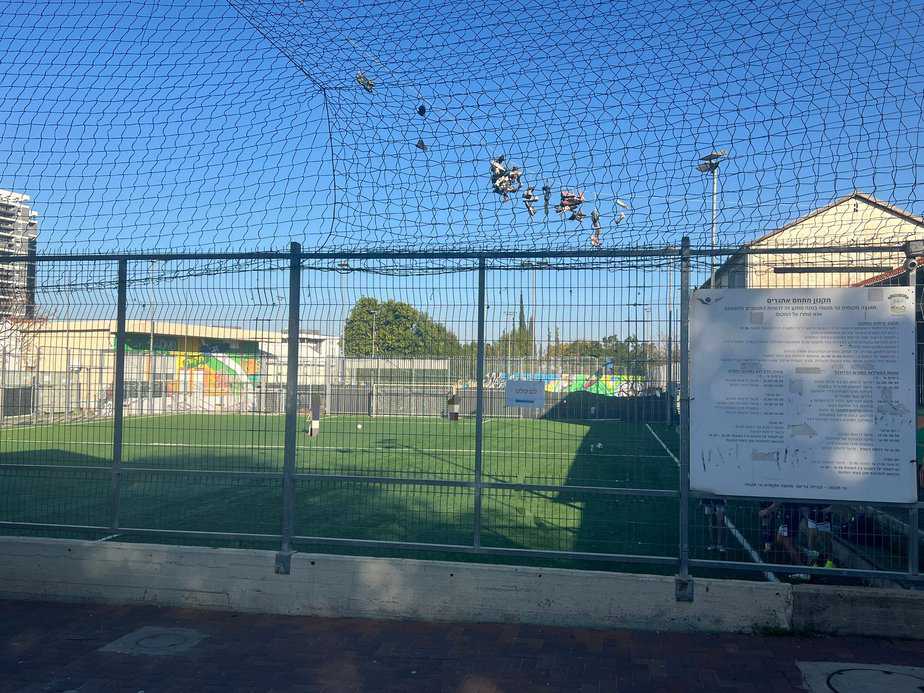 מגרש כדורגל אתגרים בגני תקווה. צילום: אונו ניוז