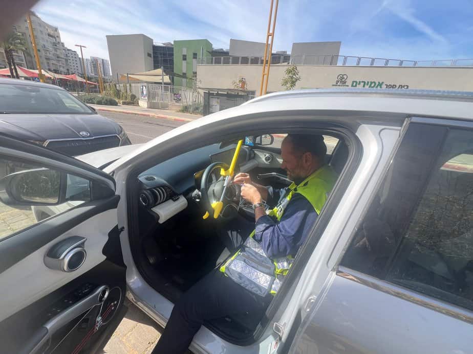 עופר מתנדב בארגון "ידידים". צילום: אונו ניוז