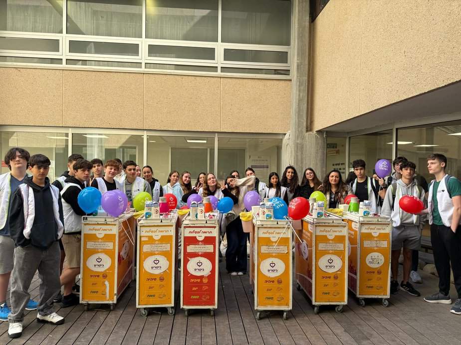 תלמידי תיכון גבעת שמואל בהתנדבות בתל השומר. צילום: דוברות עיריית גבעת שמואל