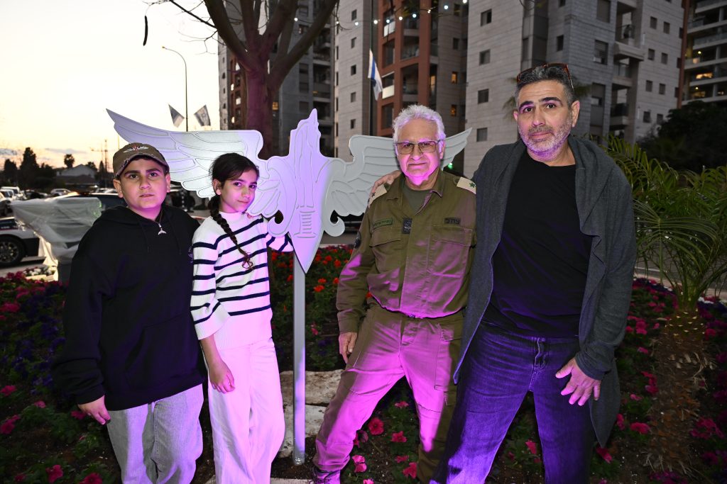 משפחת זנו עם יוצר החנוכיה נמרוד ארקליס. צילום: עמי ארליך