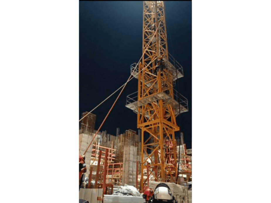 חילוץ מפעילת עגורן באתר בנייה בקריית אונו. צילום: כיבוי אש