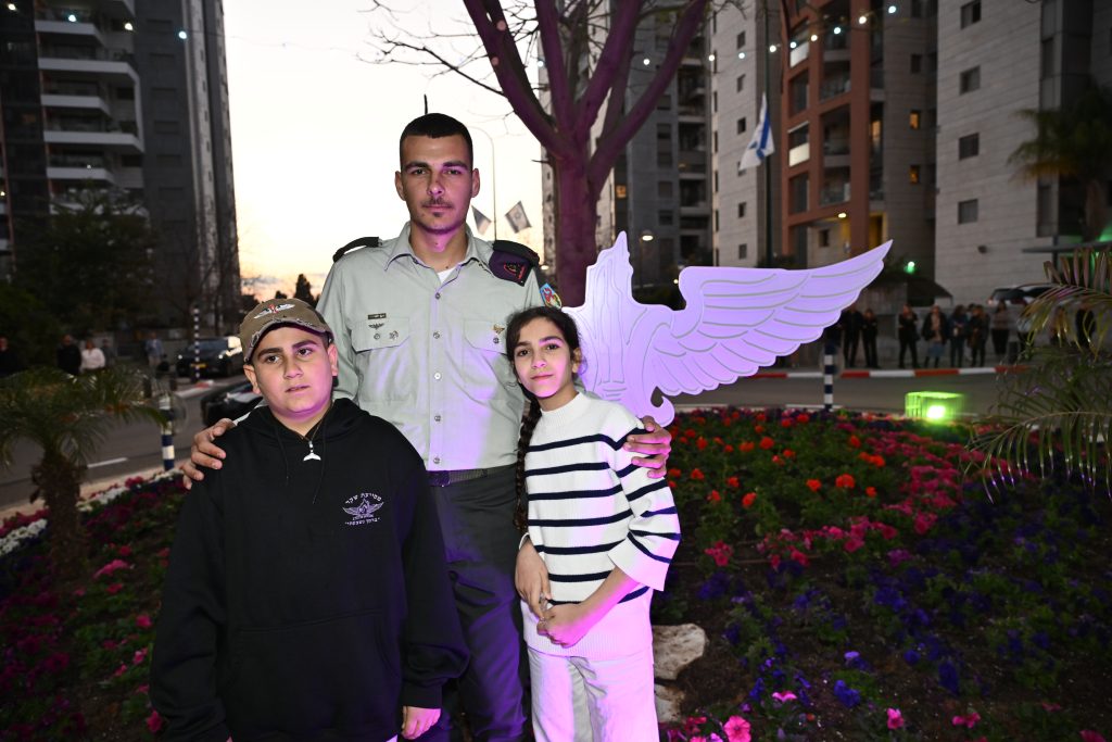 רס"ן אמיר קוזלובסקי עם האחים של עידו. צילום: עמי ארליך
