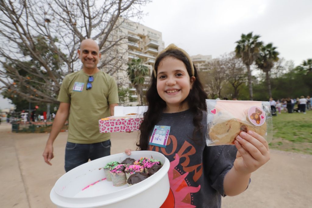 שרון חזז ובתו. צילום: איתן אלחדז ברק