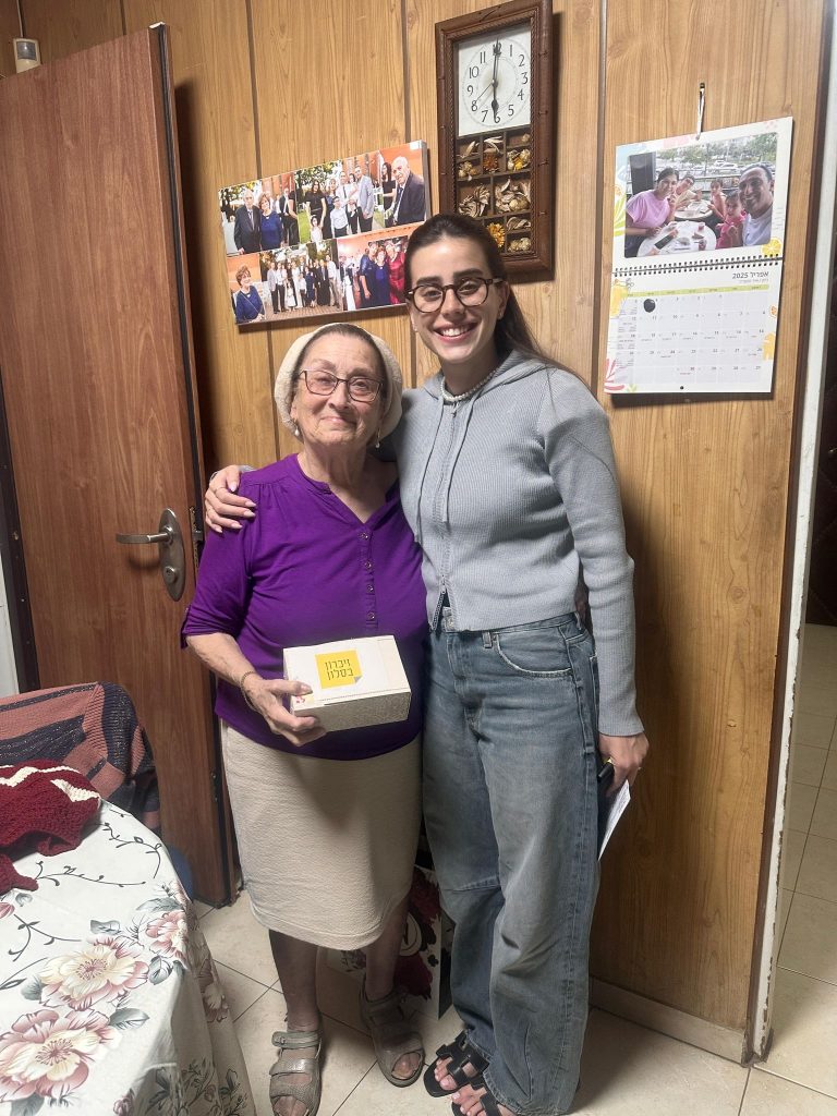 ביקור ניצולי שואה בגני תקווה. צילום: דוברות העירייה