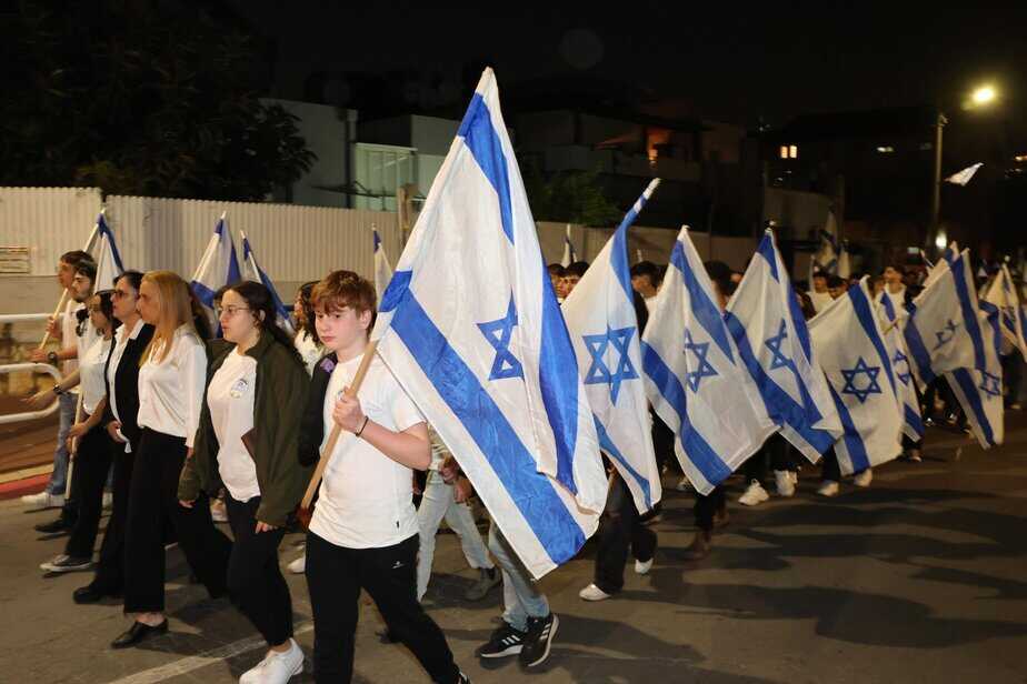 גבעת שמואל מתייחדת עם זכר קורבנות השואה. . צילום – ליאור בר סימן טוב