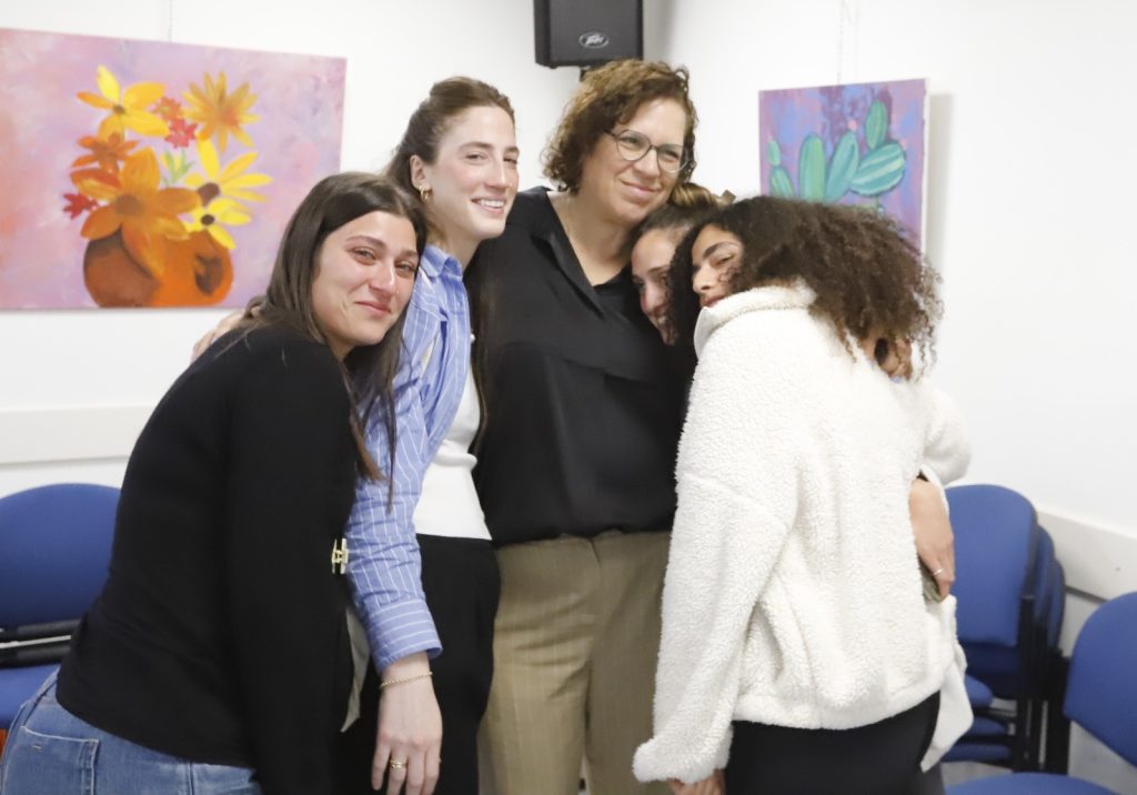 החברות של גאיה ז"ל מנחמות של אימה סיגל חליפה לאחר עדות כואבת שהיא מסרה בערב 'נשים ושכול' שנערך בבית המתנדב בעיר ובחסות סיגל ישראלי יו"ר ויצ"ו סביון בקעת אונו