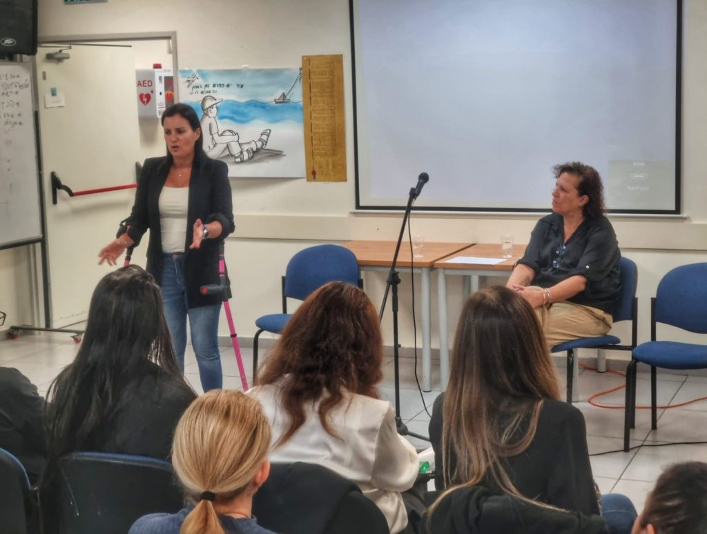 מימין סיגל חליפה וסיון סקלי נפגשות משני צידי מתרס הכאב. צילום: איתן אלחדז ברק