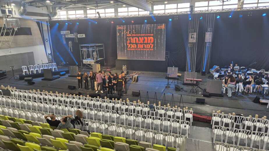 ההכנות לטקס יום הזיכרון לשואה ולגבורה בקריית אונו. צילום: דוברות העירייה