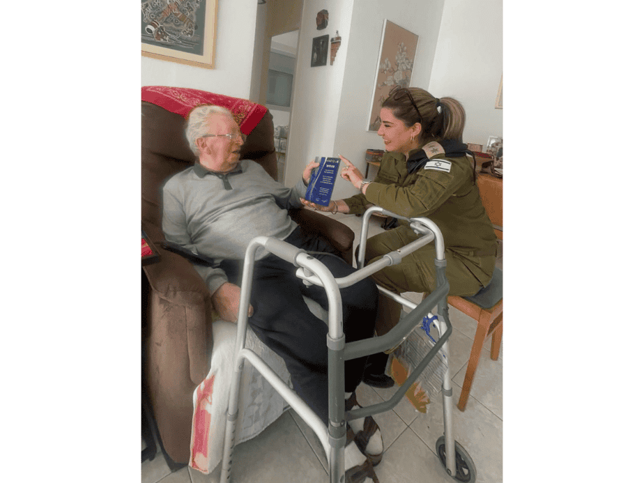 אל"ם אליאן ברדוגו קרצנלר  עם ניצול השואה שעיה לופו מקריית אונו. צילום: דובר צה"ל