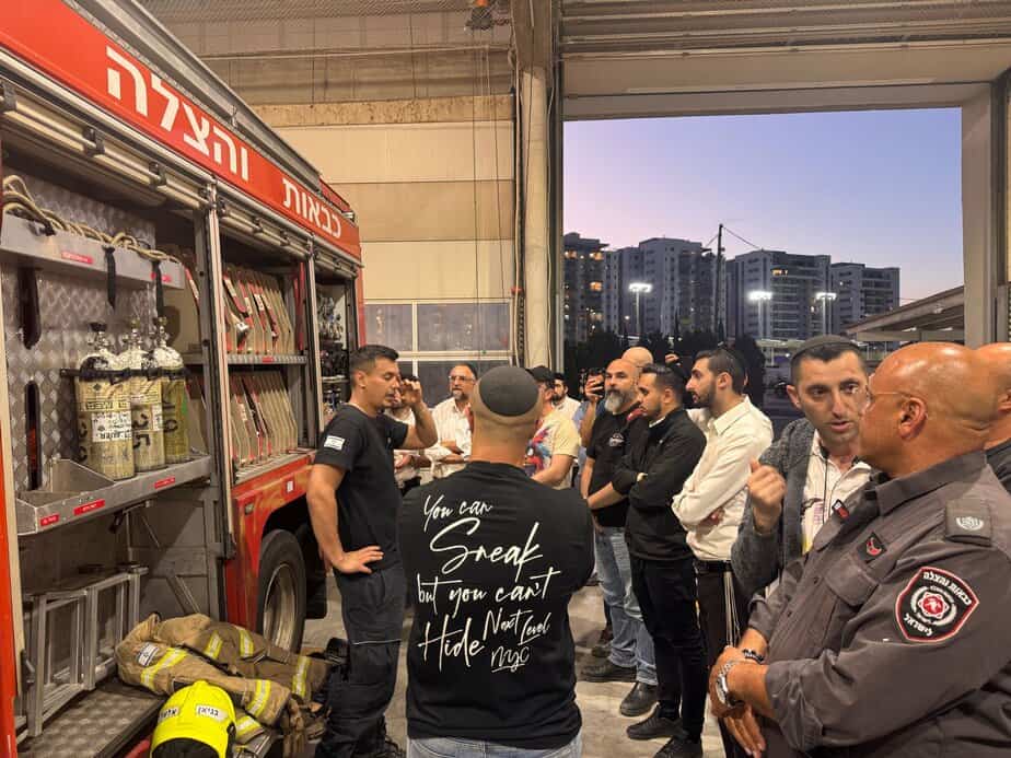 צוות סע"ר אור יהודה בהדרכת כיבוי אש. צילום: דוברות עיריית אור יהודה