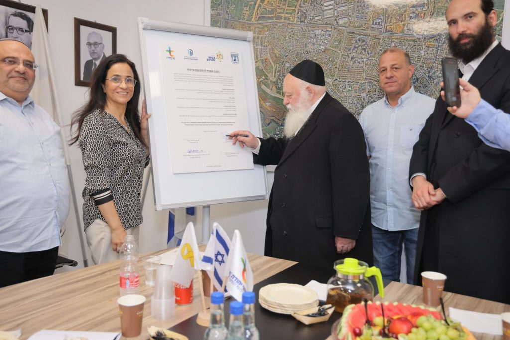 ליאת שוחט והשר יצחק גולדקנופף עיריית אור יהודה חתמה על הסכם מסגרת להתחדשות עירונית. צילום: דימיטרי סמבורסקי