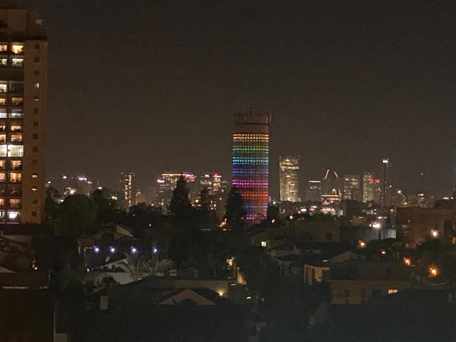 מגדל המים בקריית אונו מואר בצבעי הגאווה. צילום: אונו ניוז