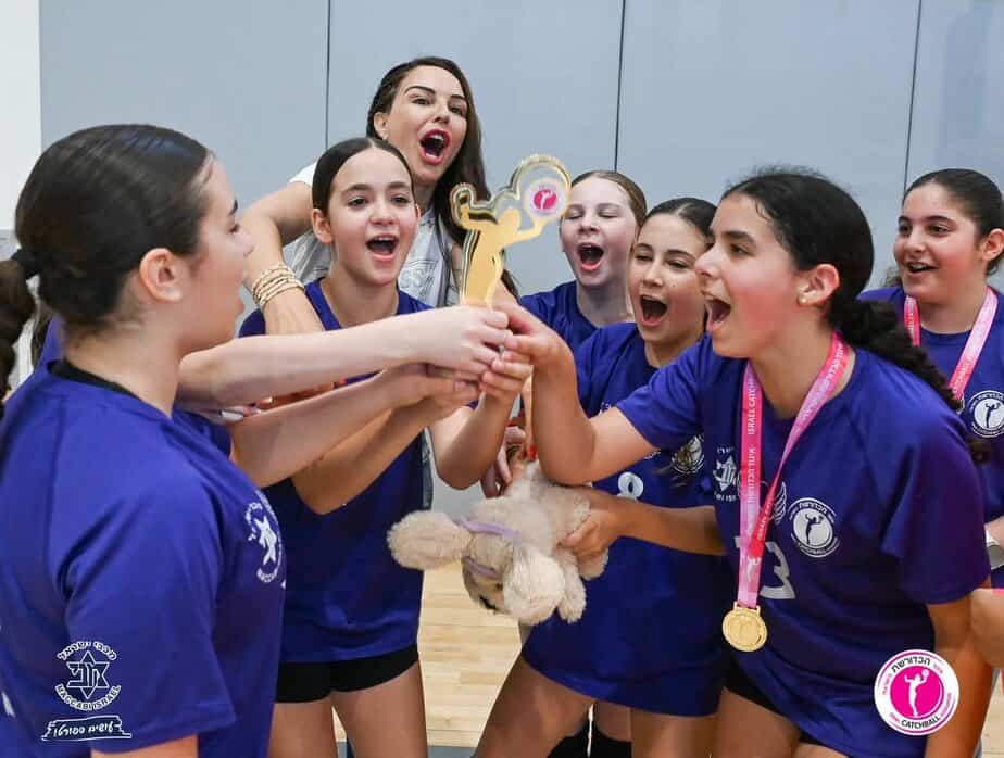 נבחרת יסודי בית הספר ״ניר״.  צילום ברני ארדוב איגוד הכדורשת הישרא