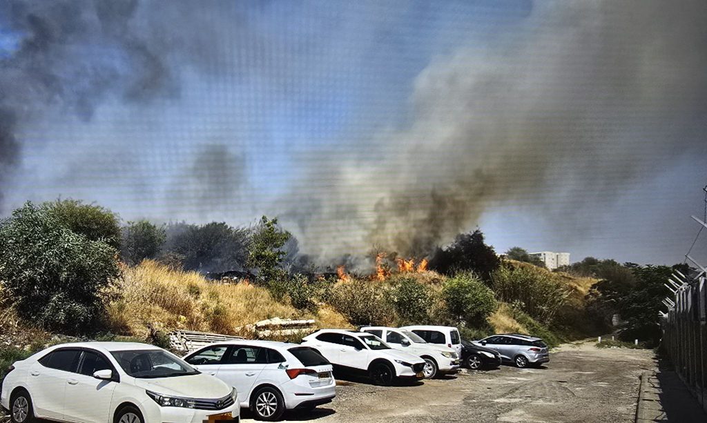 שריפת קוצים באור יהודה סמוך לאצטדיון. צילום: כיבוי והצלה