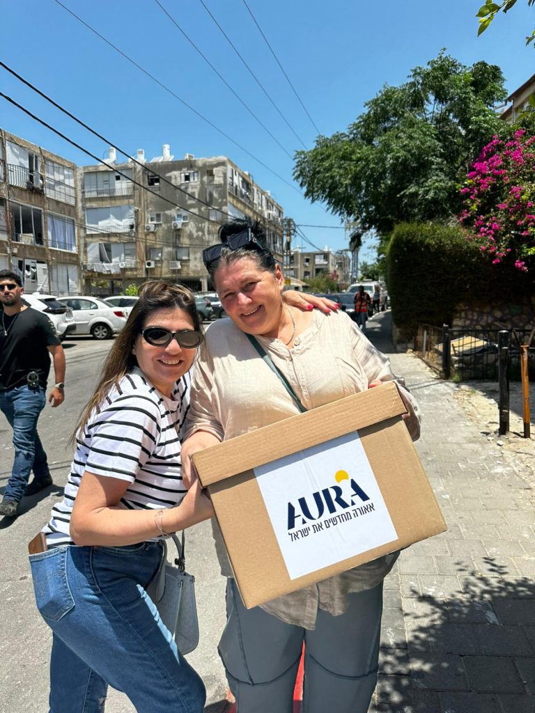 חברת אאורה חילקה חבילות סיוע לתושבי בת ים. צילום באדיבות חברת אאורה