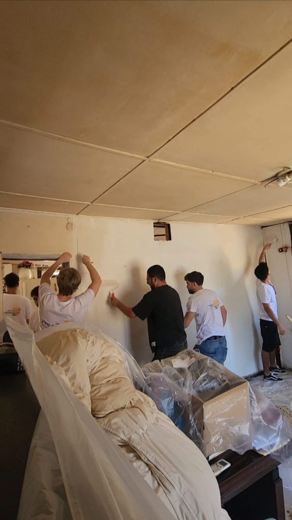 מתנדבי עמותת "מבית לבית" בקריית אונו. צילום: דוברות עיריית קריית אונו