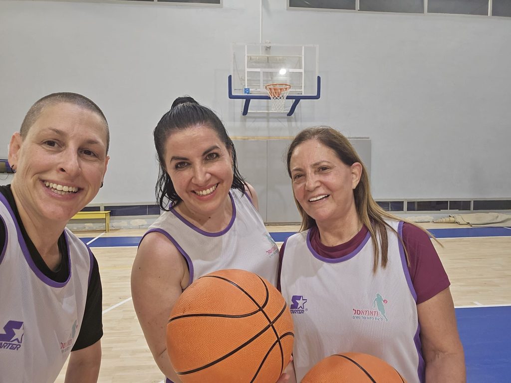 מאמאסל קריית אונו (מימין לשמאל): אתי כהן סגנית ראש העיר, ראומה לוי ג׳רופי ממייסדות הקבוצות ומיה שוורץ לאופר שחקנית בקבוצה ומרצה בקריה האקדמית אונו. צילום פרטי