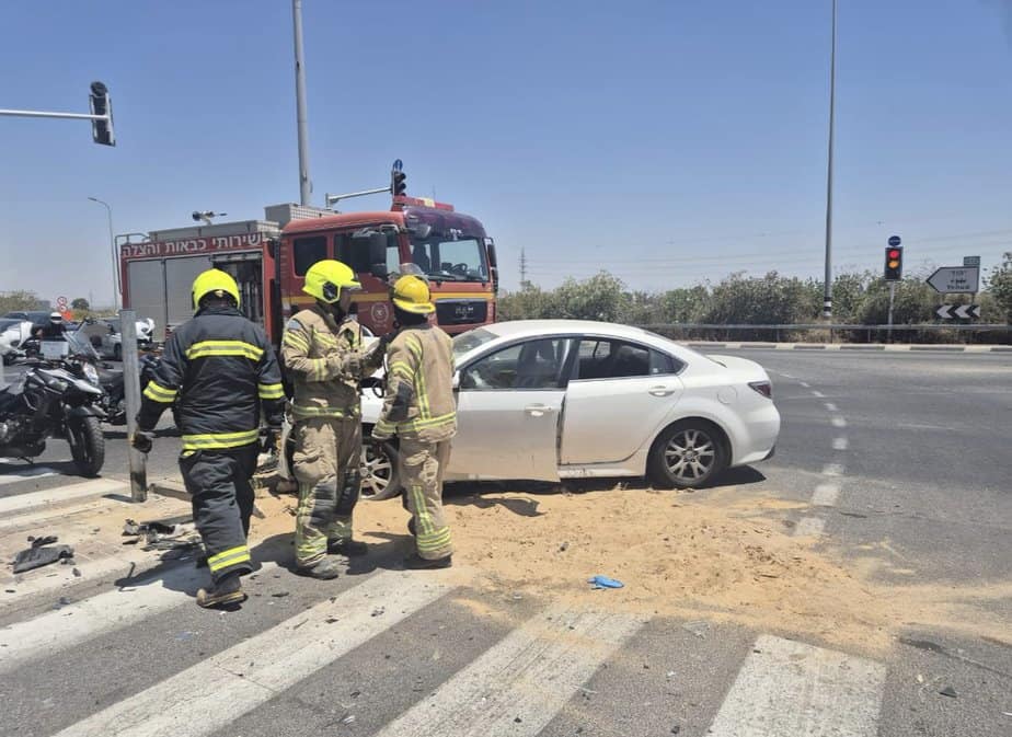 תאונת דרכים בכניסה ליהוד. צילום: כיבוי והצלה